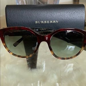 💯💥Authentic Burberry Women’s Sunglasses 🕶💥